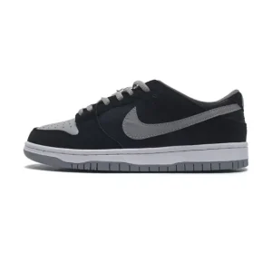Nike SB Dunk Low Pro Skateboarding Shoes - Classic Retro Style with Zoom Air Cushioning
