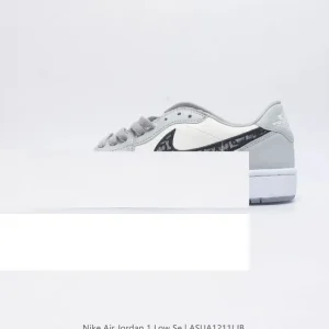 Jordan Air 1 Low Retro Low-Top Sneakers