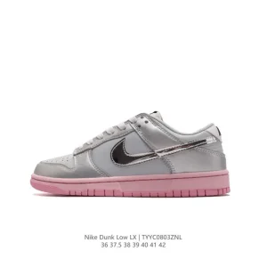 Nike SB Dunk Low Skateboarding Shoes with Zoom Air Cushioning