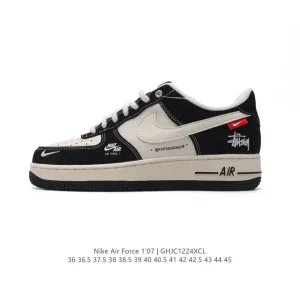 Nike Air Force 1 '07 Low Christmas Edition Low Top Sneakers