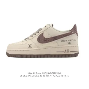 Nike Air Force 1 '07 Low White Leather Sneakers with Air Cushion
