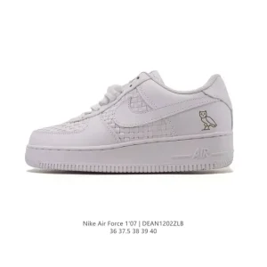 Nike Air Force 1 '07 Low White Leather Sneakers with Air Cushioning